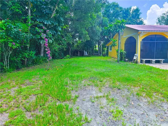 a view of an house with backyard and swimming pool