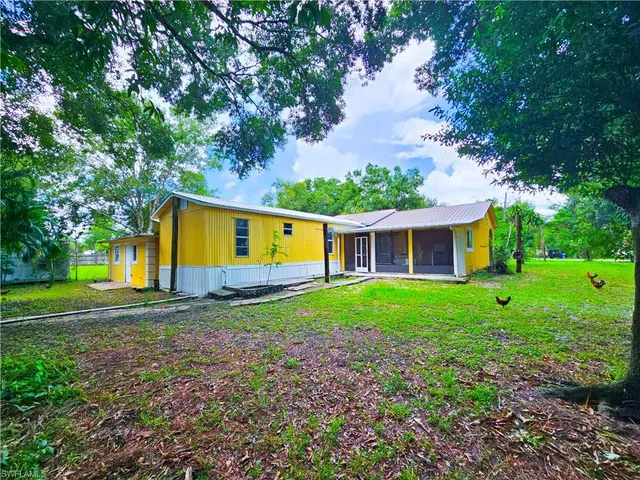 a view of a yard with a house and a big yard