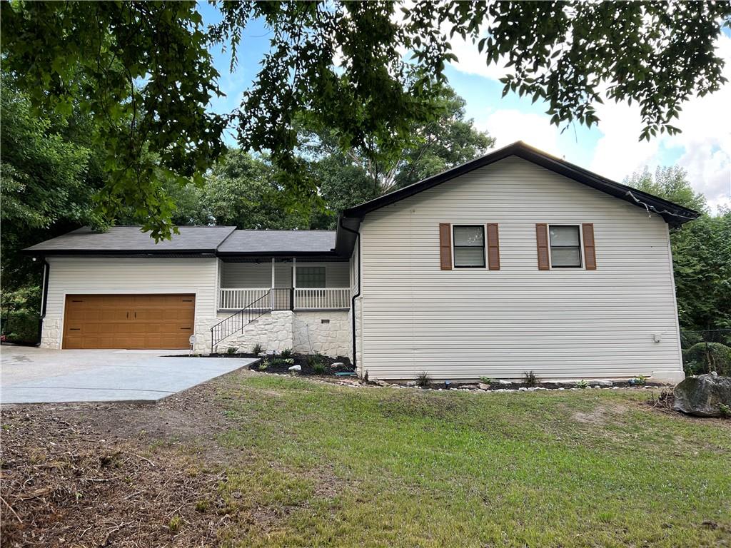 a view of a house with a yard