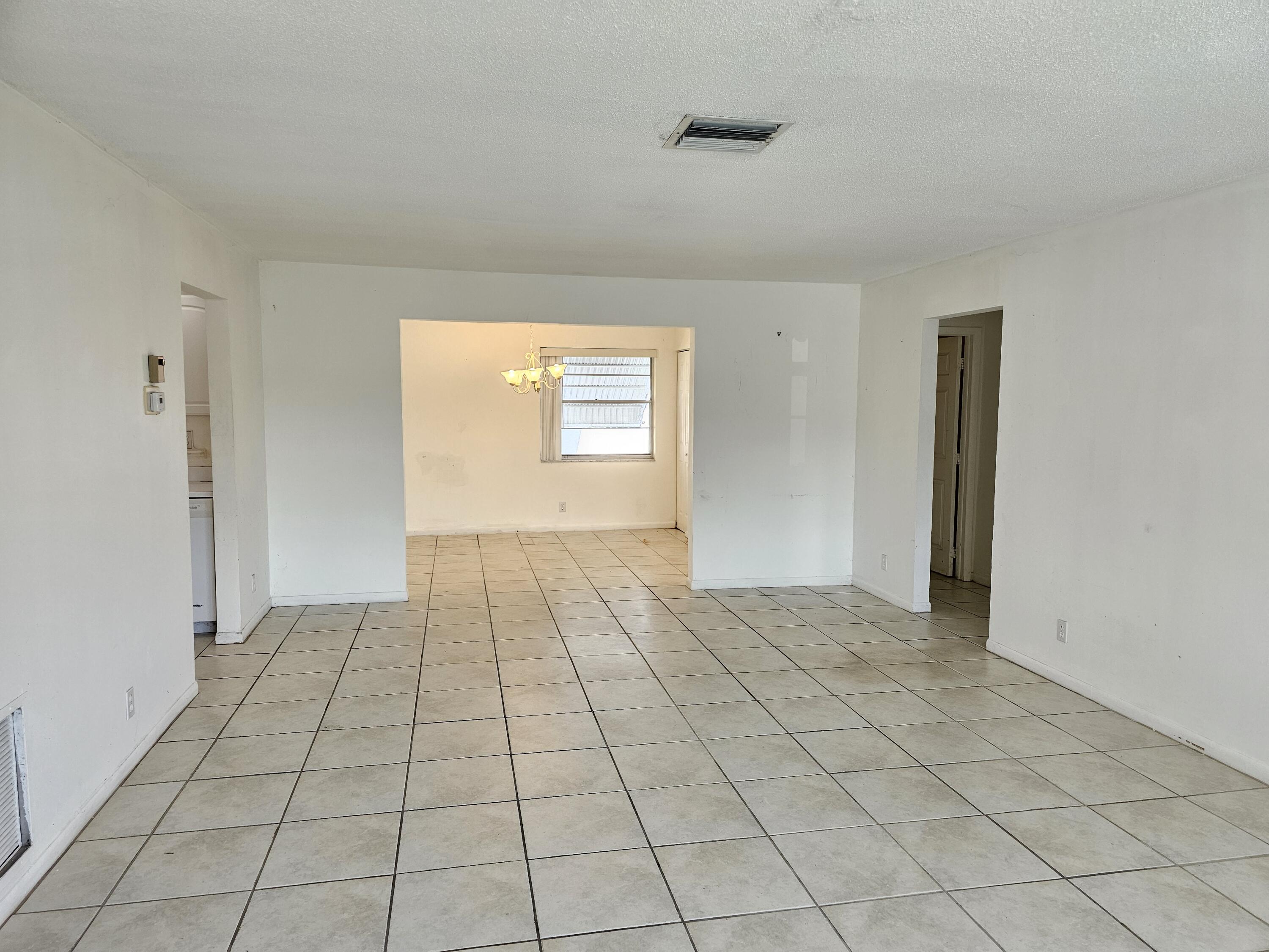 903 Southwest 6th Avenue Boynton Beach, FL 33426 - Photo 3 of 18 Living Room