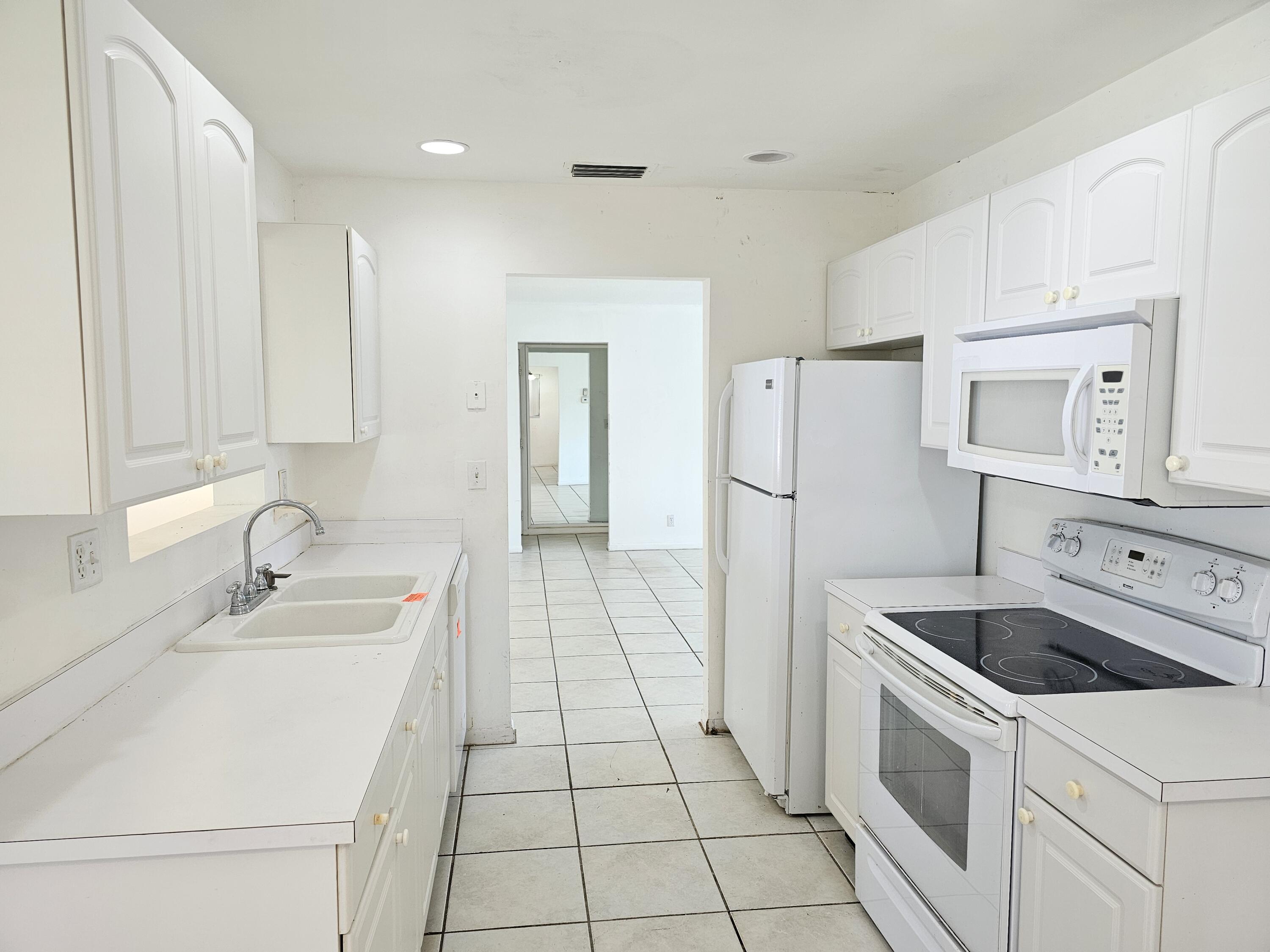 903 Southwest 6th Avenue Boynton Beach, FL 33426 - Photo 5 of 18 Kitchen (2)
