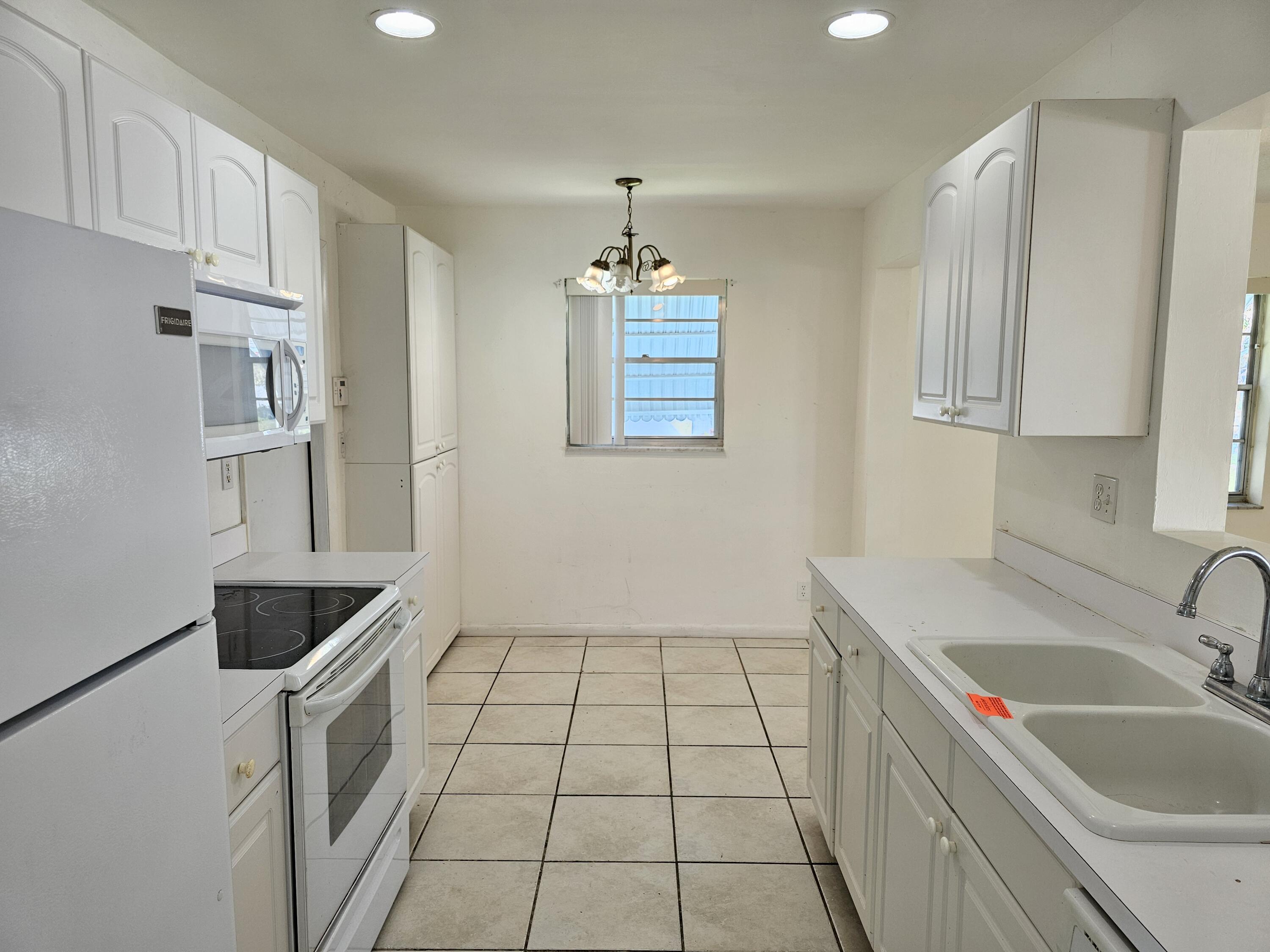 903 Southwest 6th Avenue Boynton Beach, FL 33426 - Photo 6 of 18 Kitchen