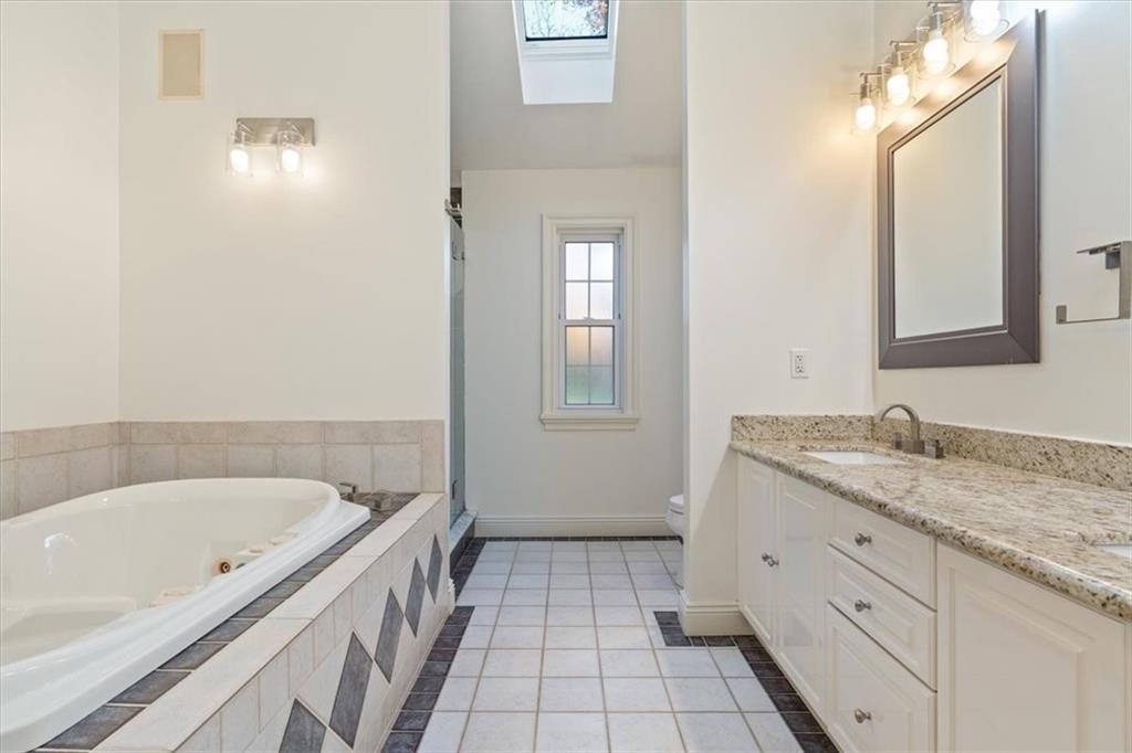201 Dorseyville Road Pittsburgh, PA 15215 - Photo 19 of 40 a bathroom with a bathtub and a sink