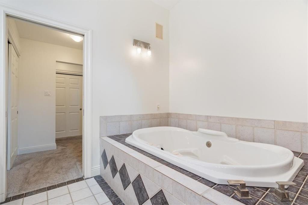 201 Dorseyville Road Pittsburgh, PA 15215 - Photo 22 of 40 a bathroom with a bathtub and a shower