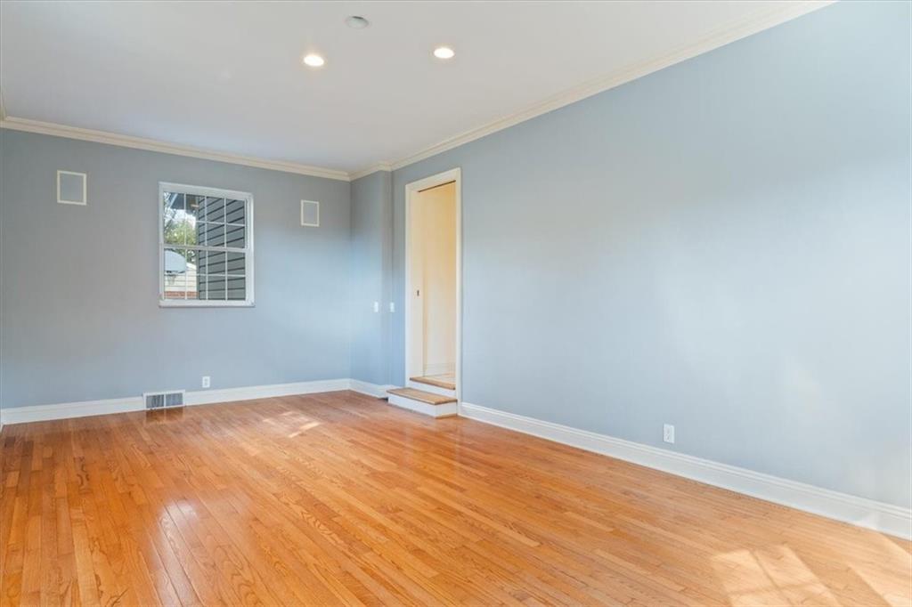 201 Dorseyville Road Pittsburgh, PA 15215 - Photo 6 of 40 an empty room with wooden floor and windows