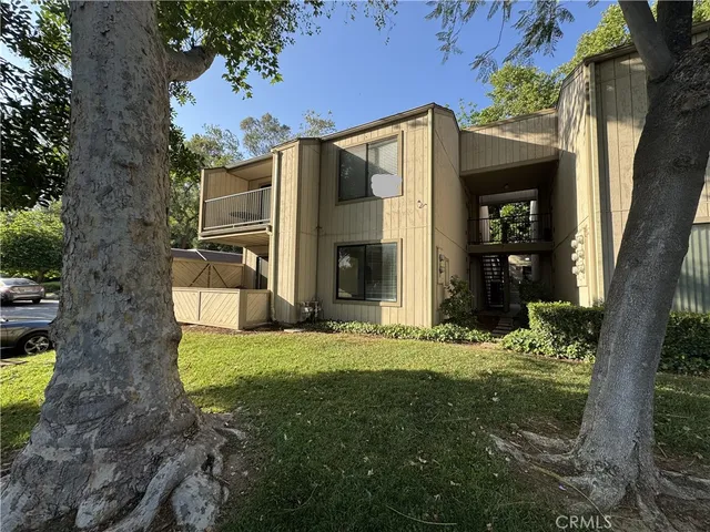 a view of a house with backyard and garden