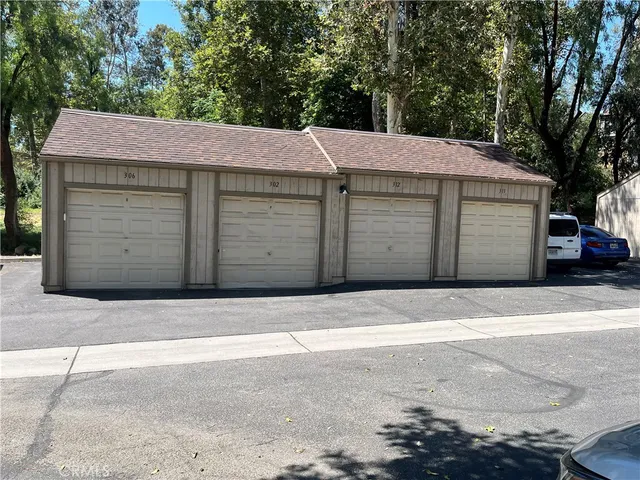 $2,300 | 600 Central Avenue, Unit 302, Riverside, CA 92507