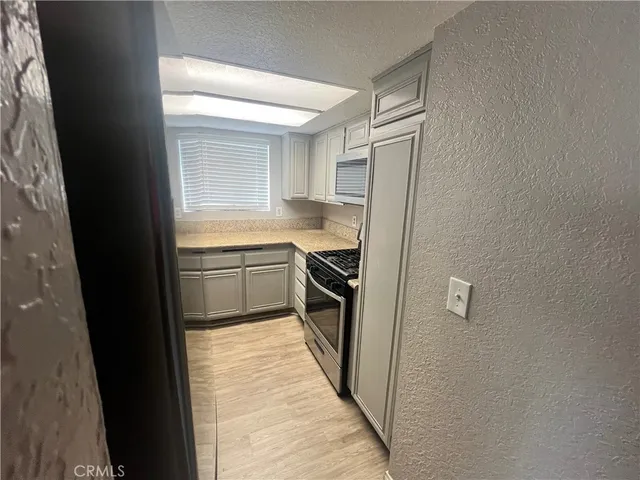 a kitchen that has a stove and a refrigerator