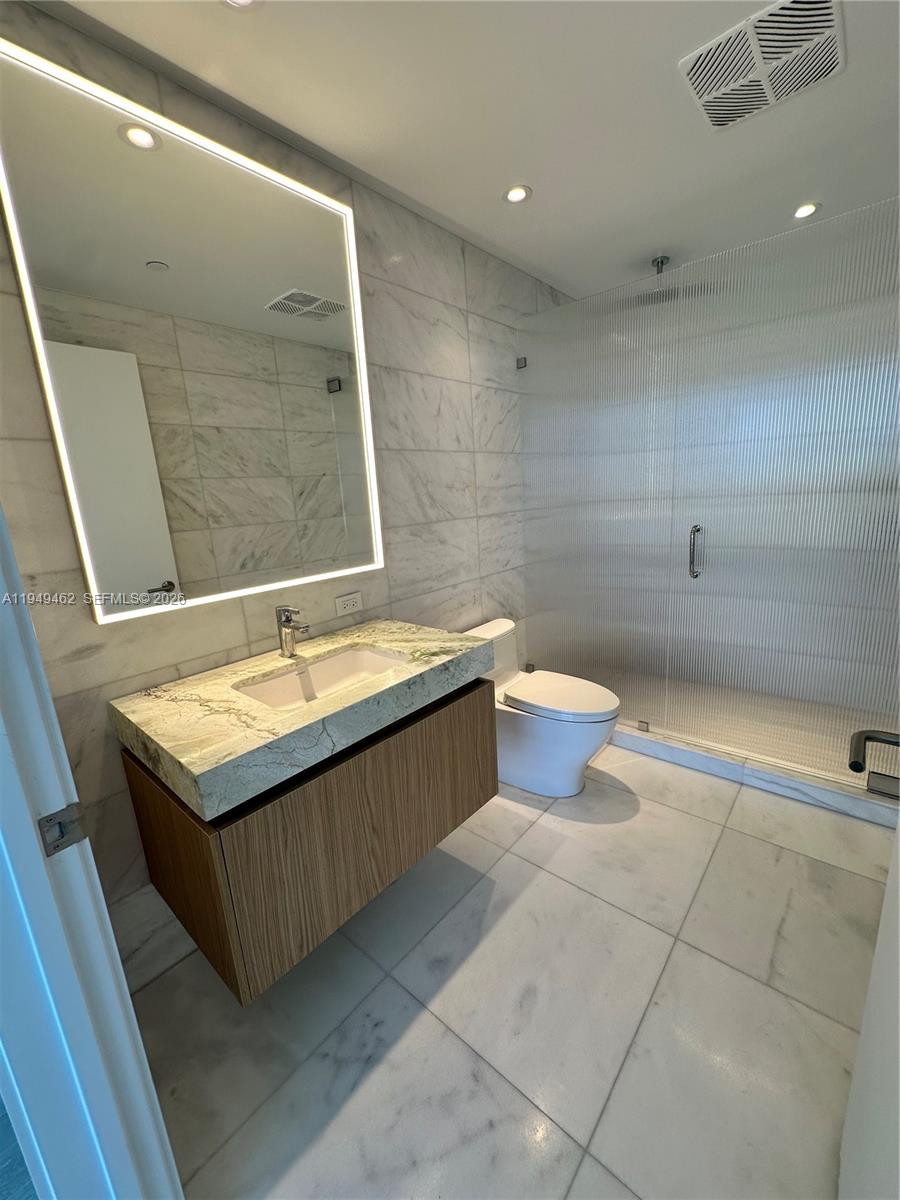 500 Alton Road, Unit 1408 Miami Beach, FL 33139 - Photo 6 of 21 a bathroom with a sink toilet and tub