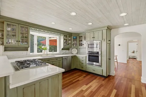 $1,350,000 | 189 Lambie Circle, Portsmouth, RI 02871