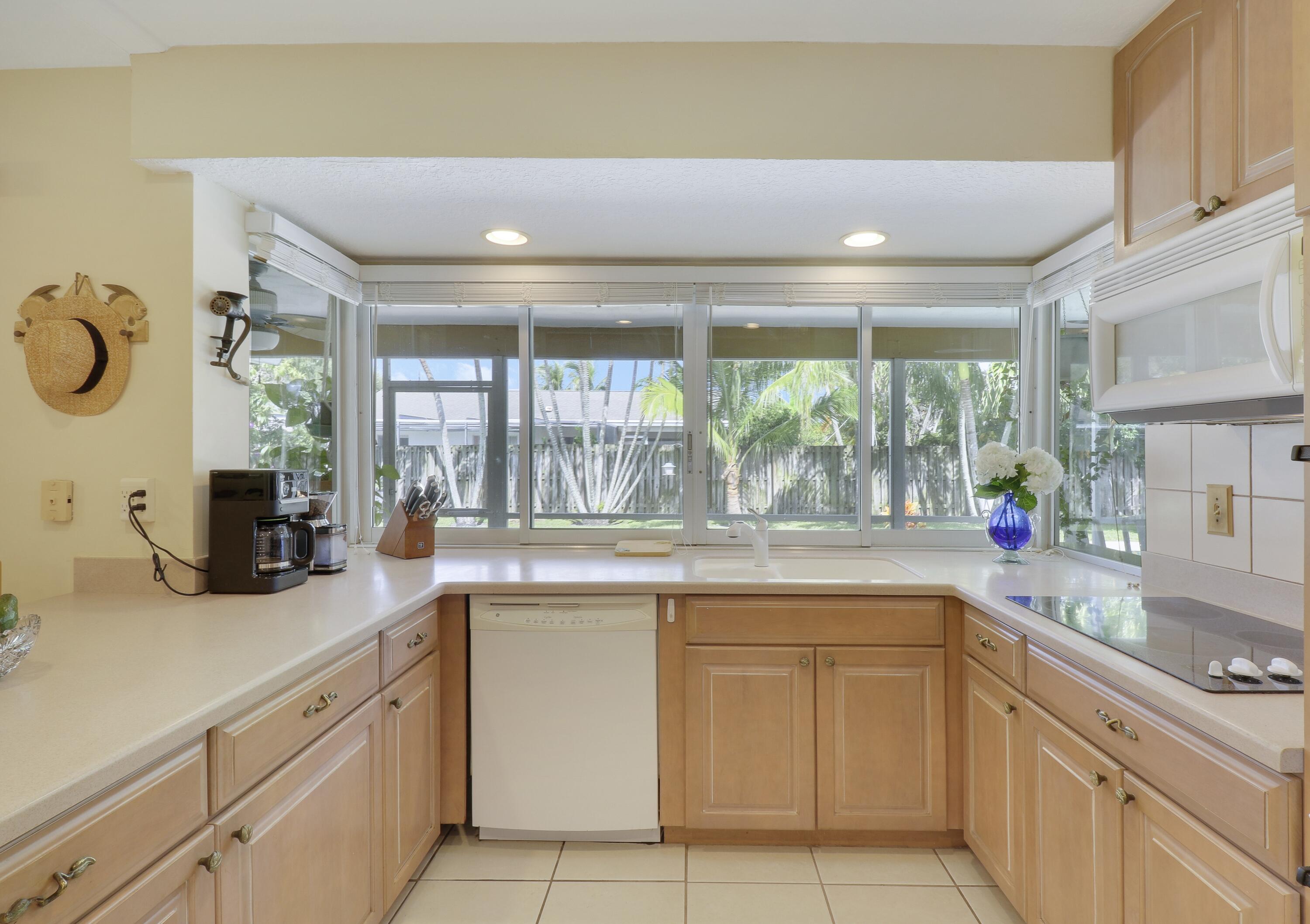 4869 Bimini Road Tequesta, FL 33469 - Photo 4 of 37 Kitchen