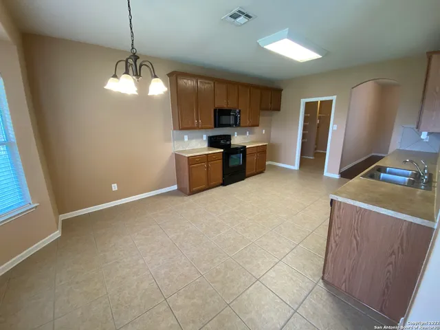 $2,350 | 121 Deer Wood Oaks, Boerne, TX 78006