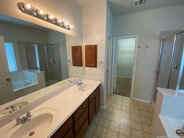 $2,350 | 121 Deer Wood Oaks, Boerne, TX 78006