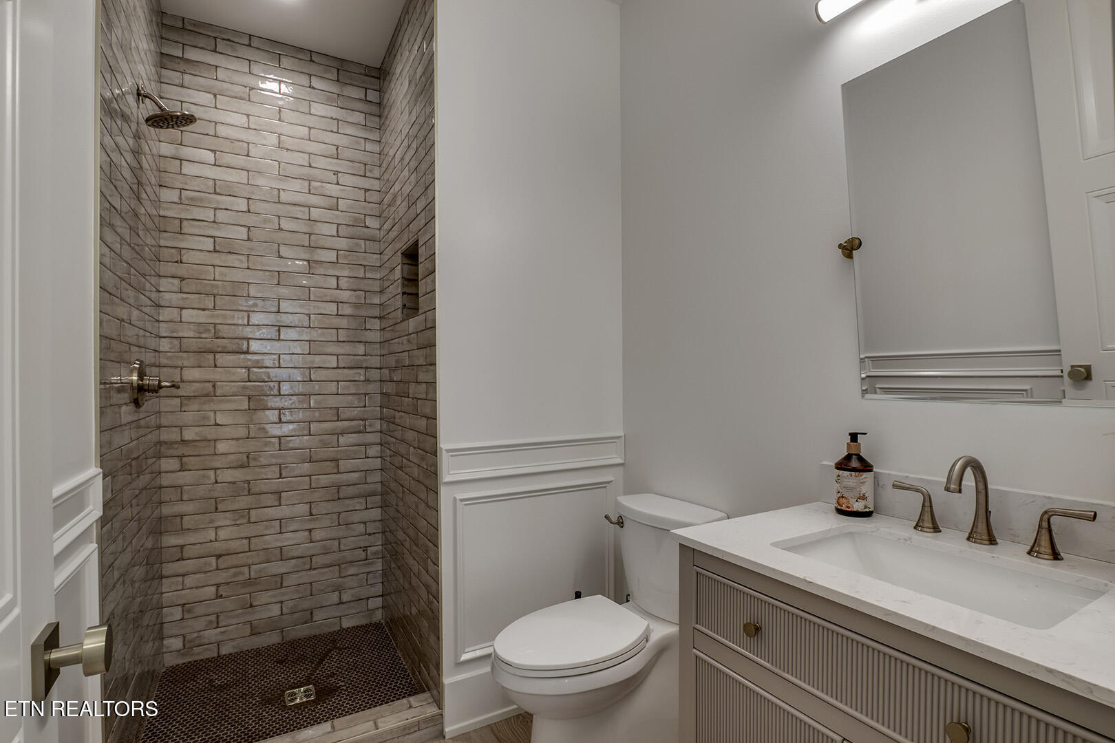 27022 Hines Valley Road Loudon, TN 37774 - Photo 26 of 60 26_HinesValleyRoad_27022_GuestBath1