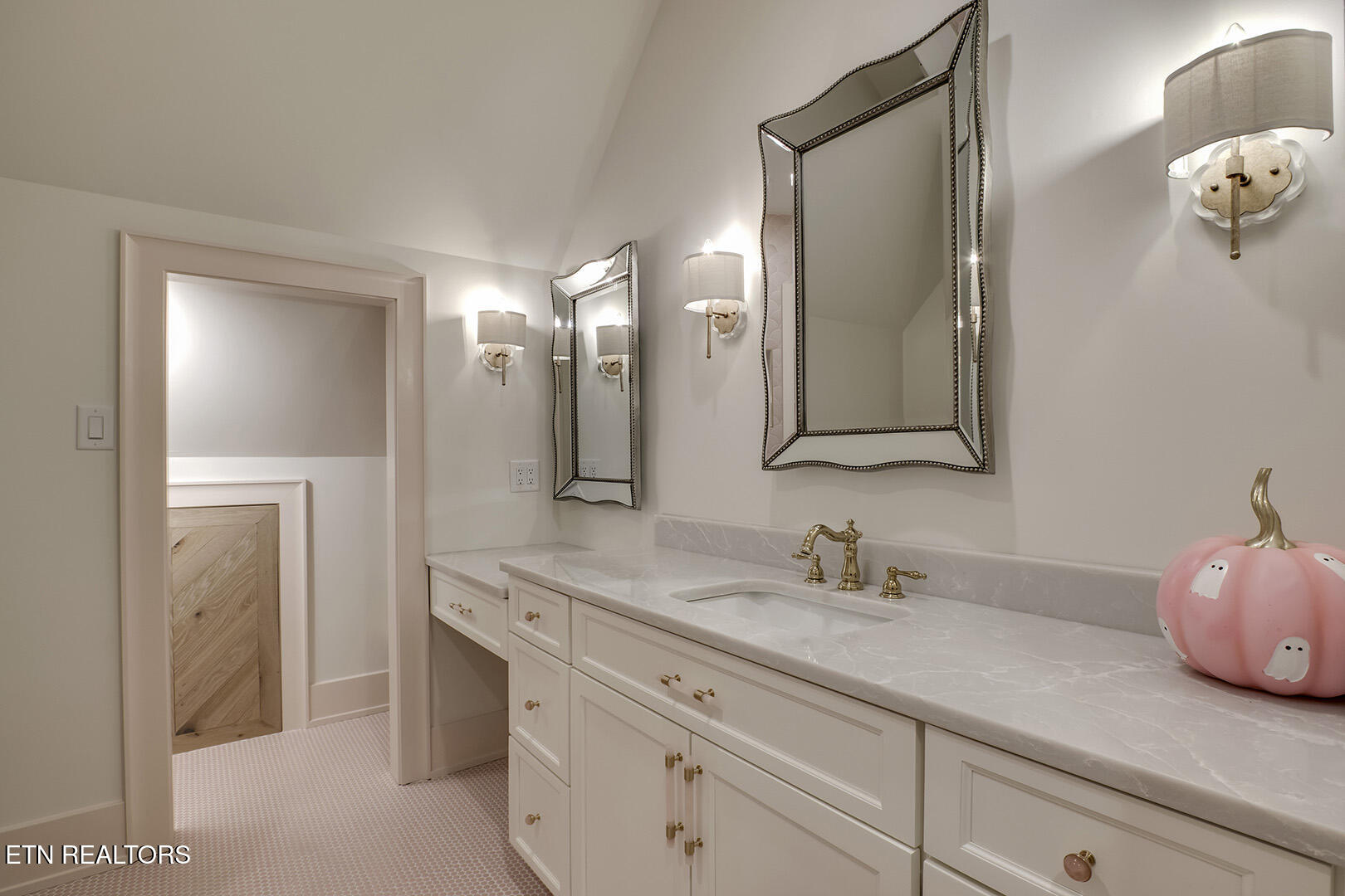 27022 Hines Valley Road Loudon, TN 37774 - Photo 40 of 60 40_HinesValleyRoad_27022_GuestBath2