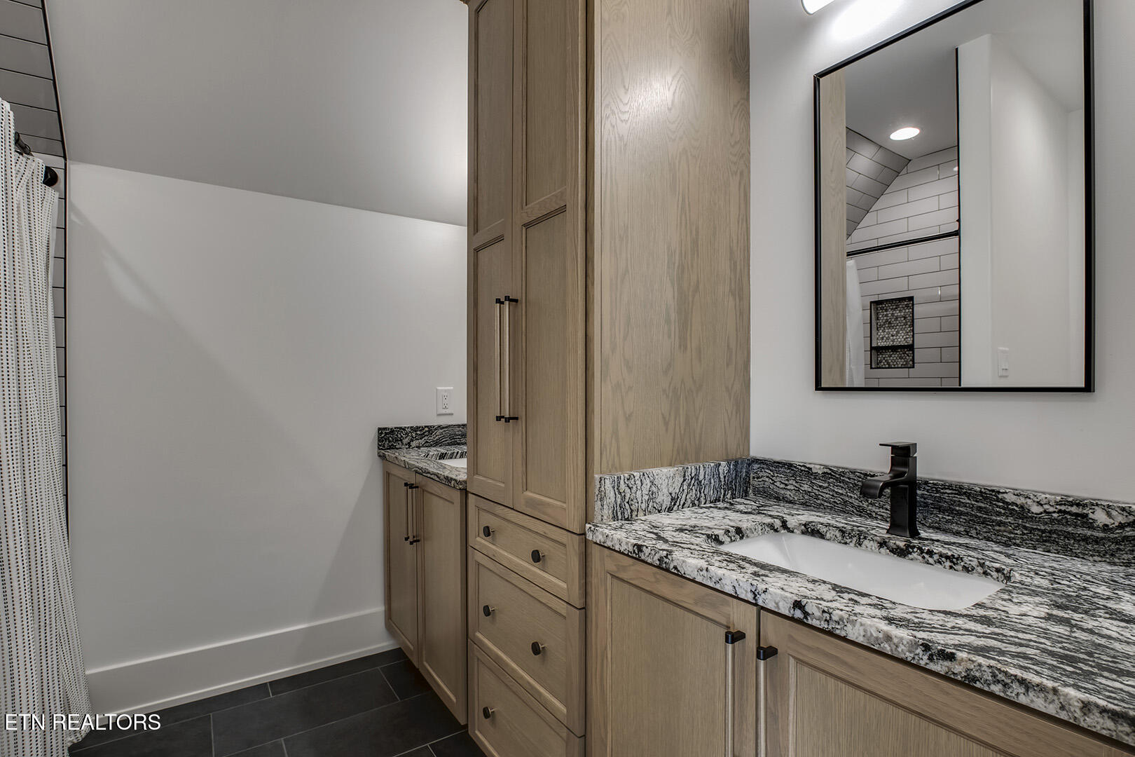 27022 Hines Valley Road Loudon, TN 37774 - Photo 45 of 60 45_HinesValleyRoad_27022_GuestBath3