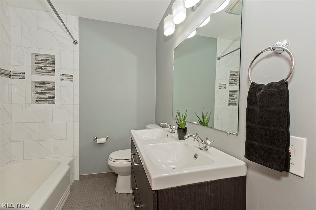 5523 Huron Road Lyndhurst, OH 44124 - Photo 8 of 34 Lovely, updated full bath on main level with dual vanity and tub/shower combo.