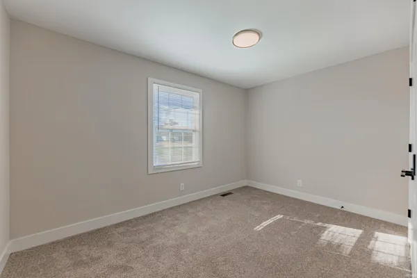 $2,695 | 441 Lawrence Drive, Mount Vernon, IN 47620