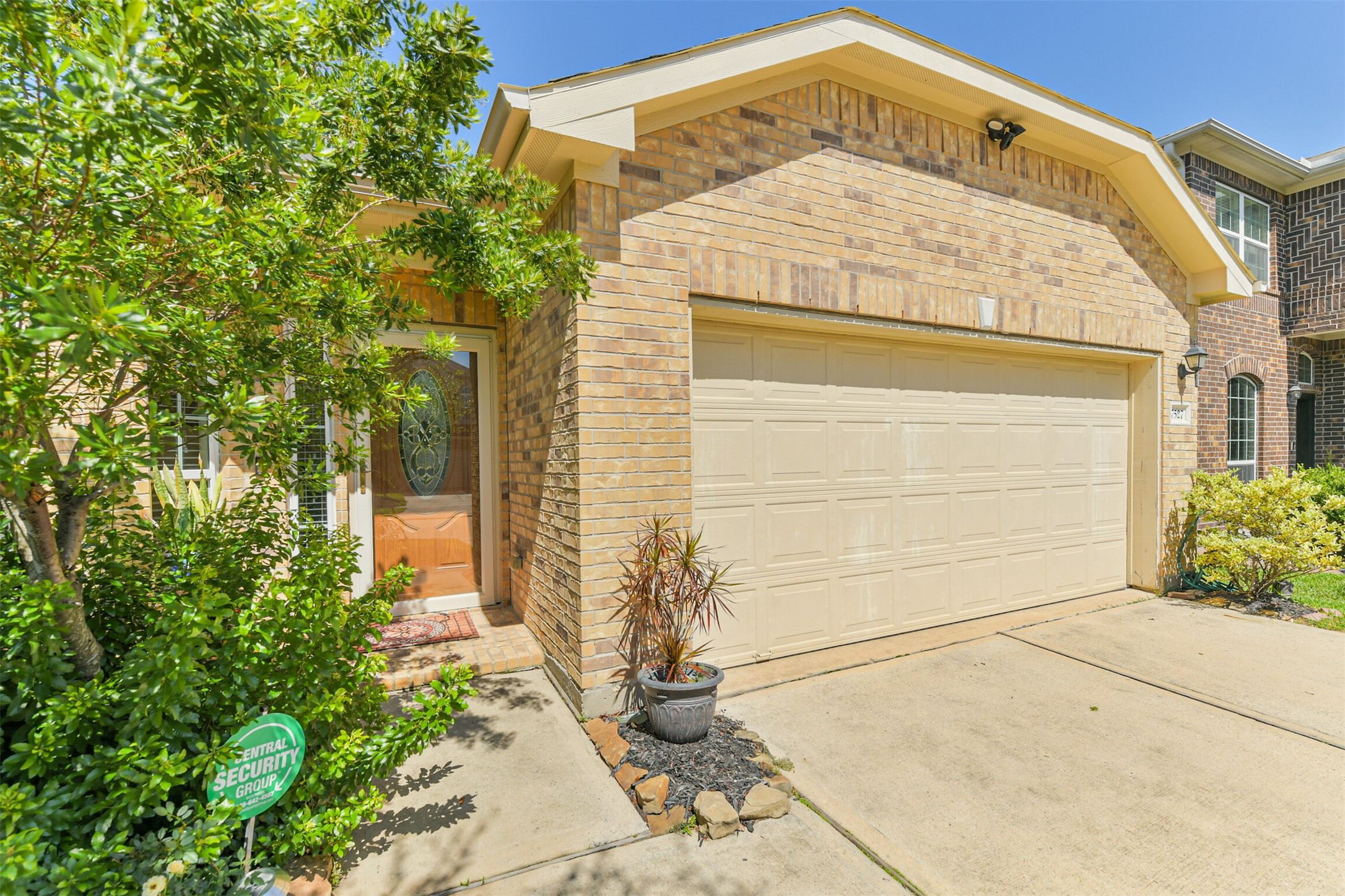 7527 Windsor Valley Lane Houston, TX 77049 - Photo 4 of 35 a front view of a house