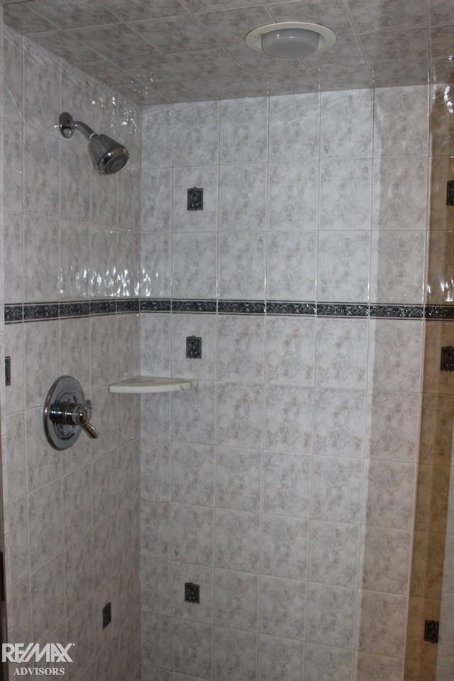 5556 Abbey Drive Rochester, MI 48306 - Photo 75 of 75 Walk out basement bathroo