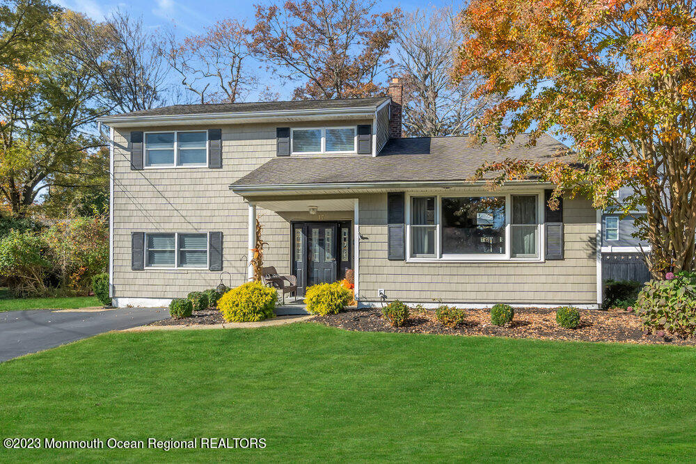 a front view of house with yard