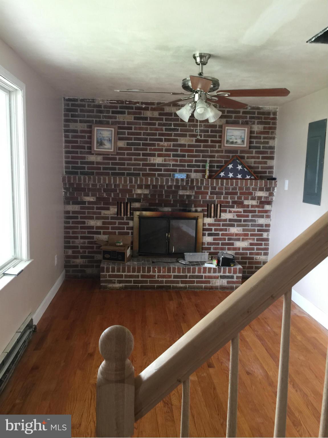 8201 Watersedge Road Baltimore, MD 21222 - Photo 5 of 16 Living Room