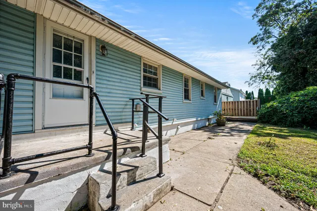 a view of house with backyard and trees