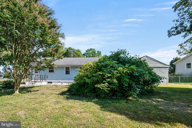 a view of a house with a backyard