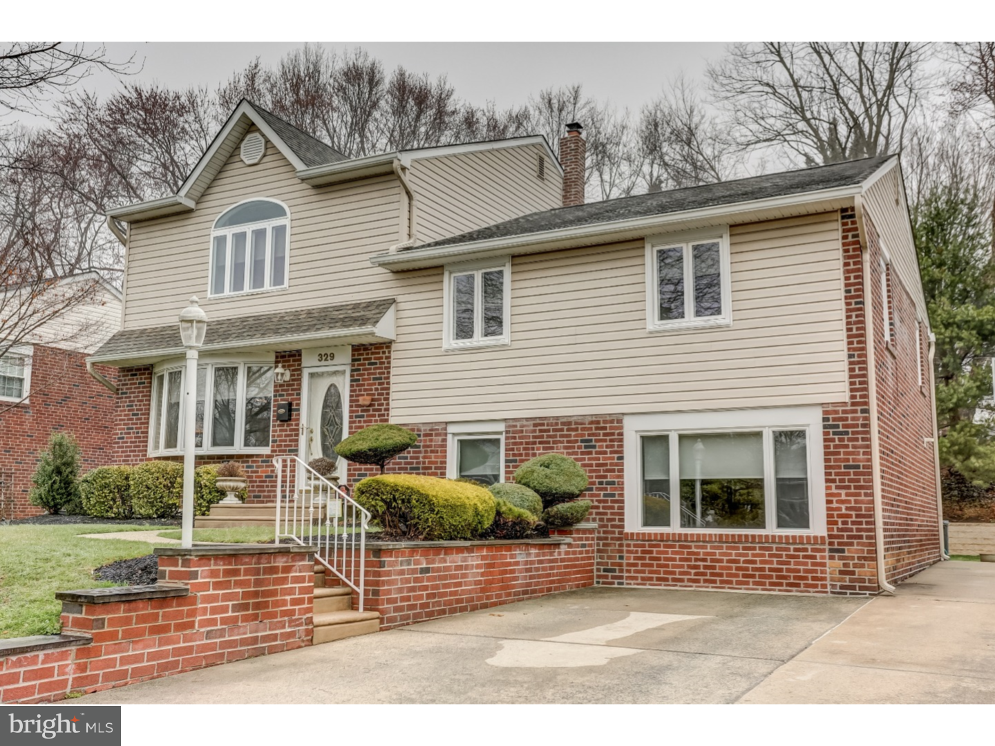 329 Rittenhouse Circle Havertown, PA 19083 - Photo 25 of 25 Driveway