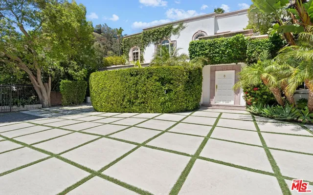 a view of a backyard