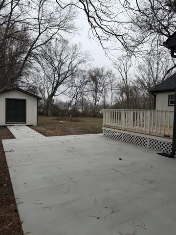 a view of backyard and white house
