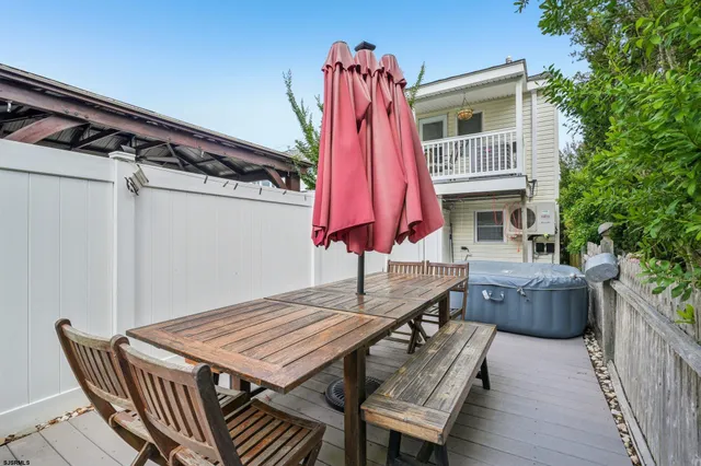 a view of entryway and hall