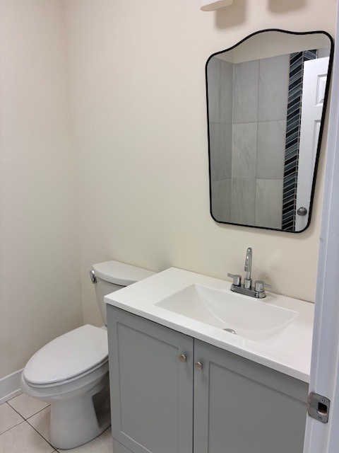 8010 South Ridgeland Avenue, Unit 1D Chicago, IL 60617 - Photo 24 of 28 a bathroom with a toilet a sink and mirror