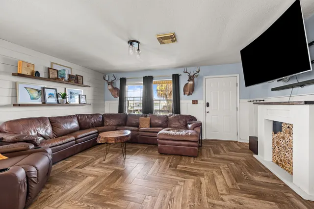 $340,000 | 436 Pompano Street, Bayou Vista, TX 77563