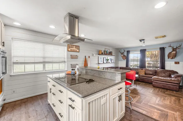 $340,000 | 436 Pompano Street, Bayou Vista, TX 77563