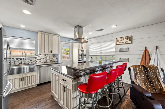 $340,000 | 436 Pompano Street, Bayou Vista, TX 77563