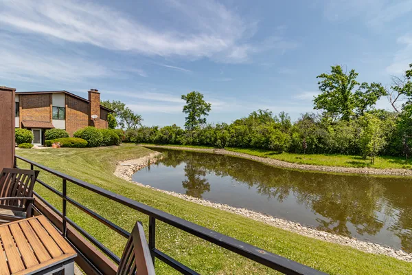 $375,000 | 1071 Deerfield Place, Highland Park, IL 60035