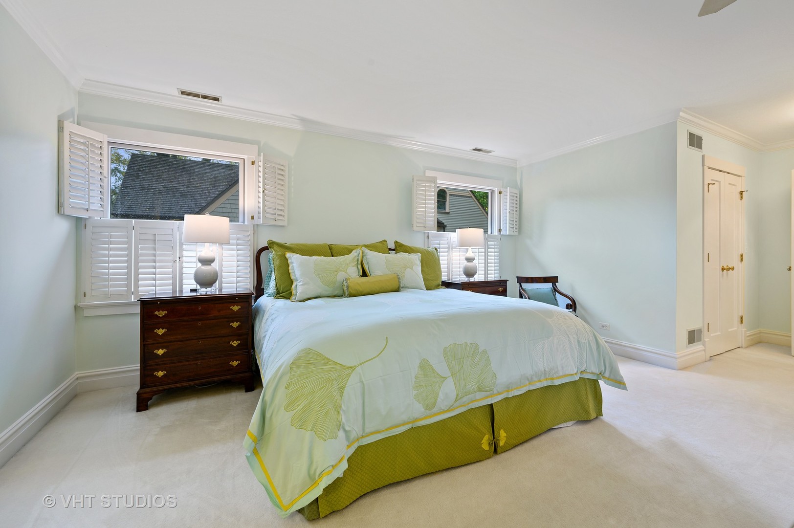 304 Cumnor Road Kenilworth, IL 60043 - Photo 21 of 40 a bedroom with a bed and window