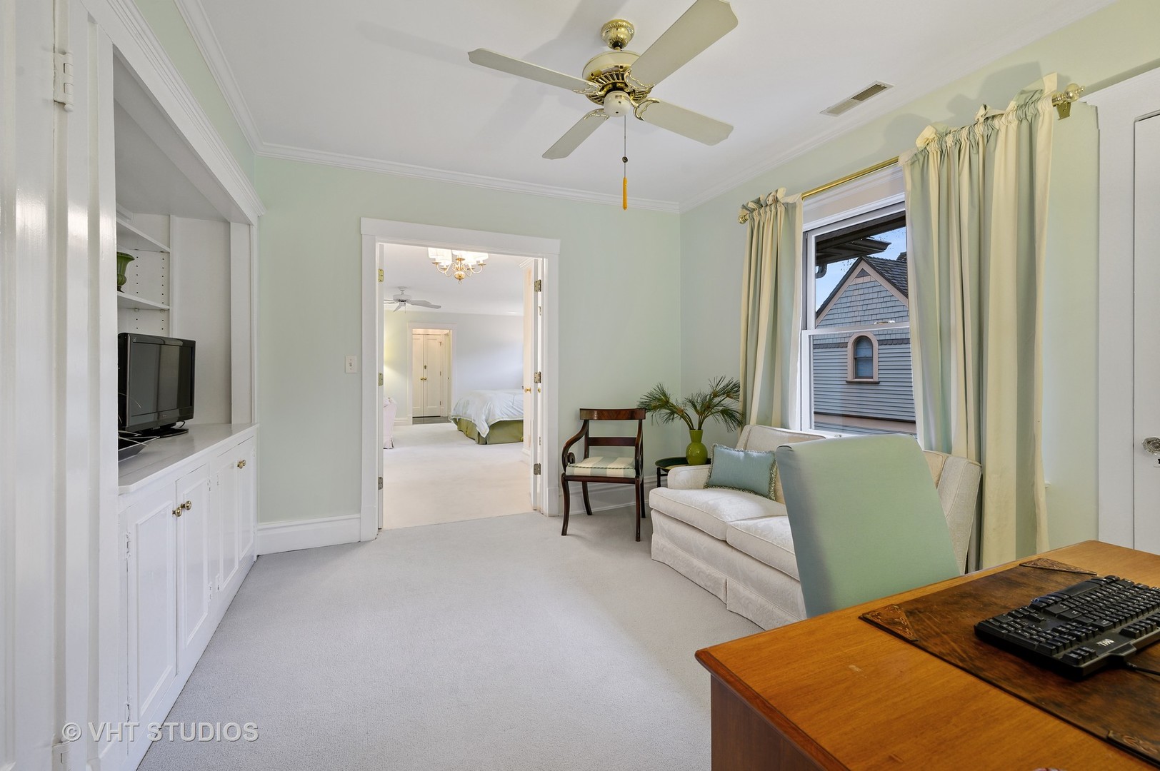 304 Cumnor Road Kenilworth, IL 60043 - Photo 24 of 40 a living room with furniture and a flat screen tv