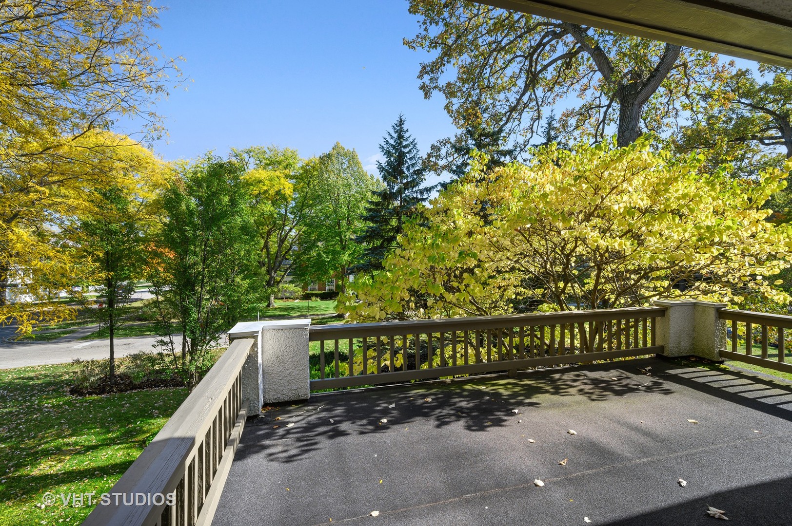 304 Cumnor Road Kenilworth, IL 60043 - Photo 28 of 40 a view of a street with sign board