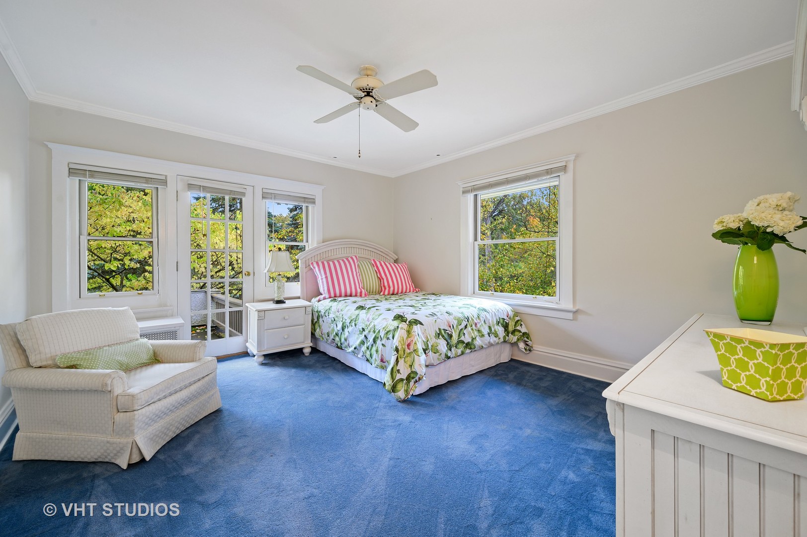 304 Cumnor Road Kenilworth, IL 60043 - Photo 30 of 40 a bedroom with a bed a couch and a potted plant