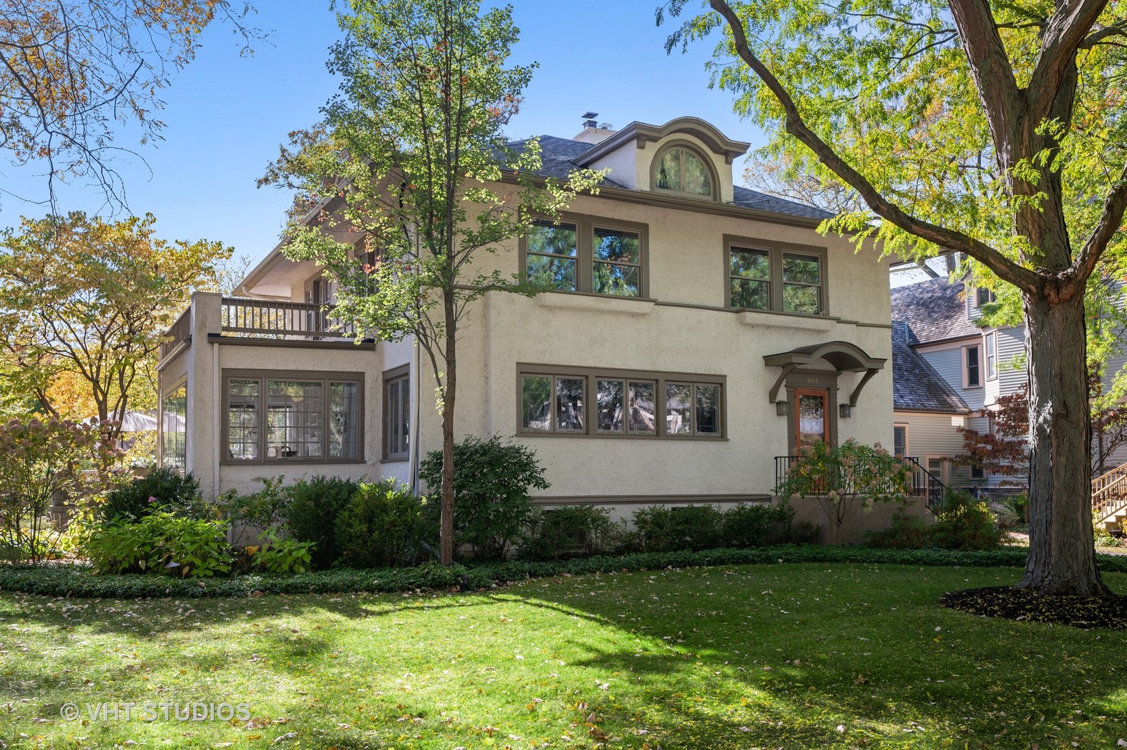304 Cumnor Road Kenilworth, IL 60043 - Photo 4 of 40 a front view of a house with garden