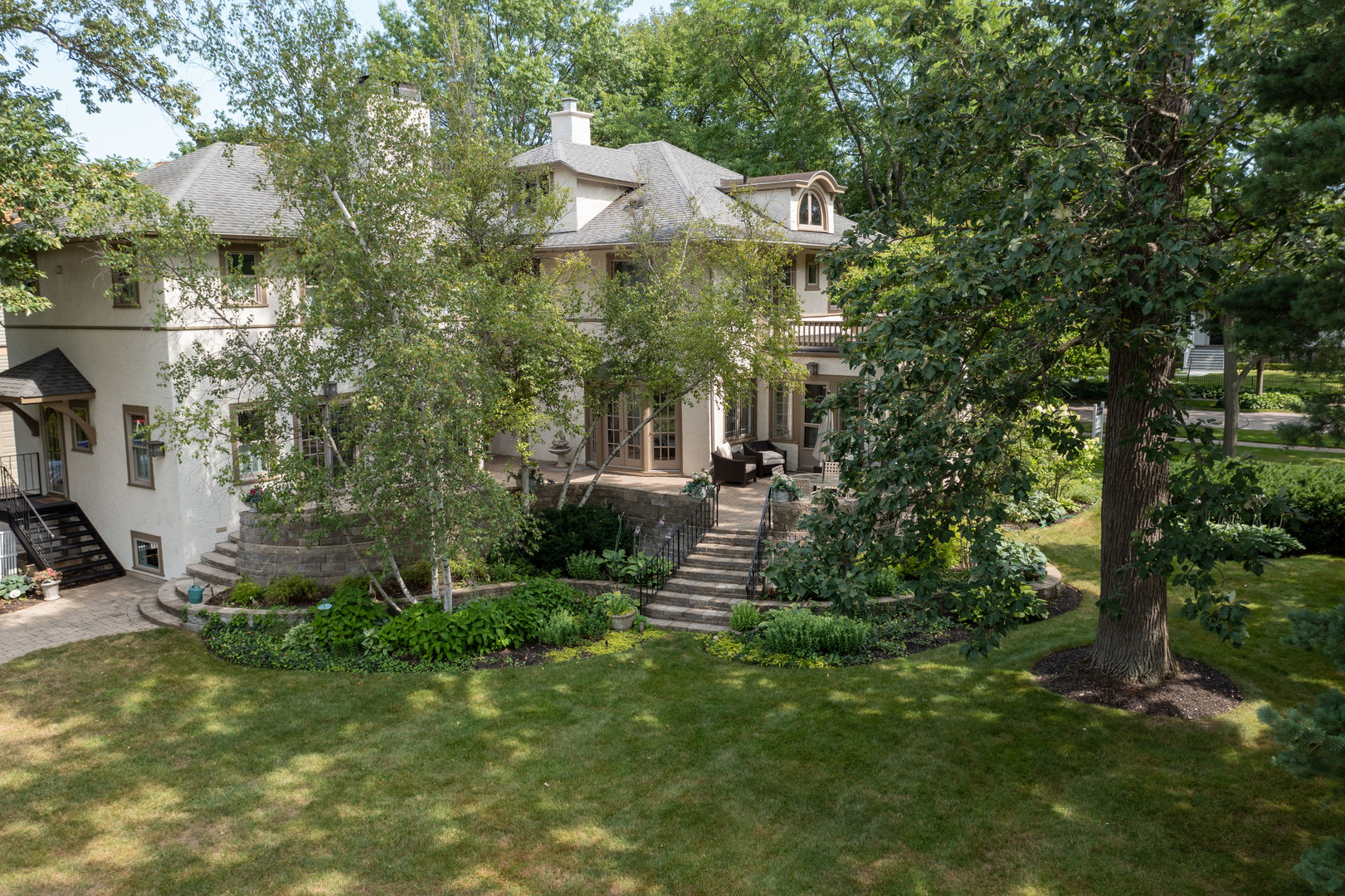 304 Cumnor Road Kenilworth, IL 60043 - Photo 36 of 40 a backyard of a house with lots of green space