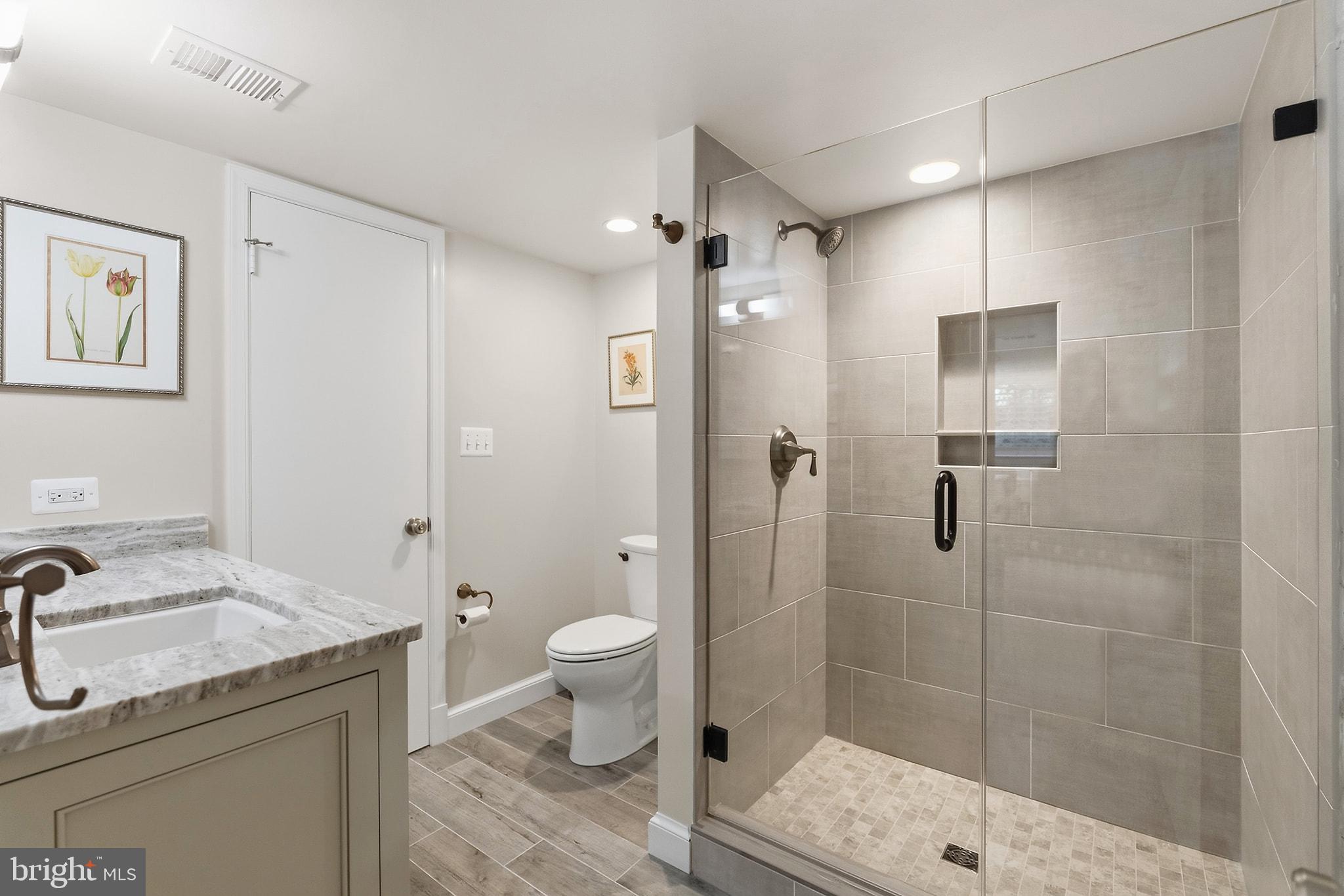 6302 Long Meadow Road McLean, VA 22101 - Photo 25 of 39 FULL BATHROOM adjacent to family room