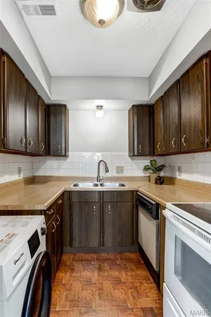 $109,900 | 113 Lemans Court, Unit 113, Lake St. Louis, MO 63367