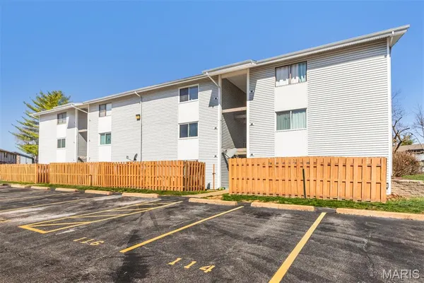 $109,900 | 113 Lemans Court, Unit 113, Lake St. Louis, MO 63367