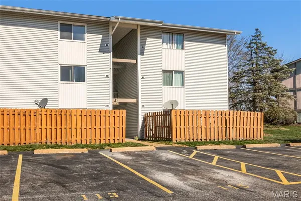 $109,900 | 113 Lemans Court, Unit 113, Lake St. Louis, MO 63367