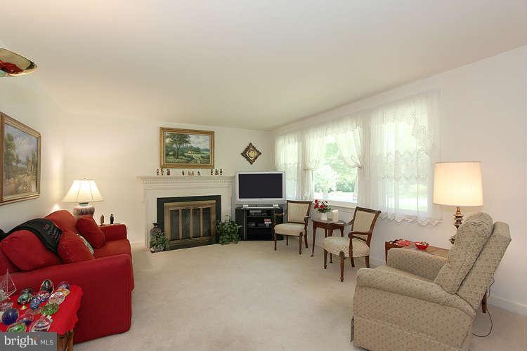 4402 Saul Road Kensington, MD 20895 - Photo 5 of 30 Living Room