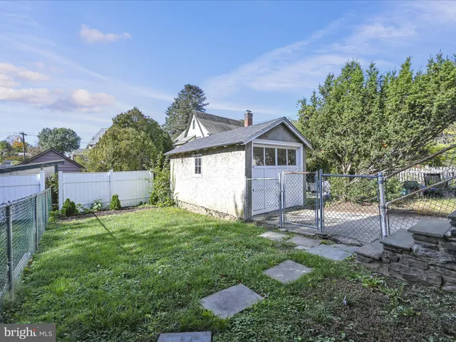 a view of a house with backyard