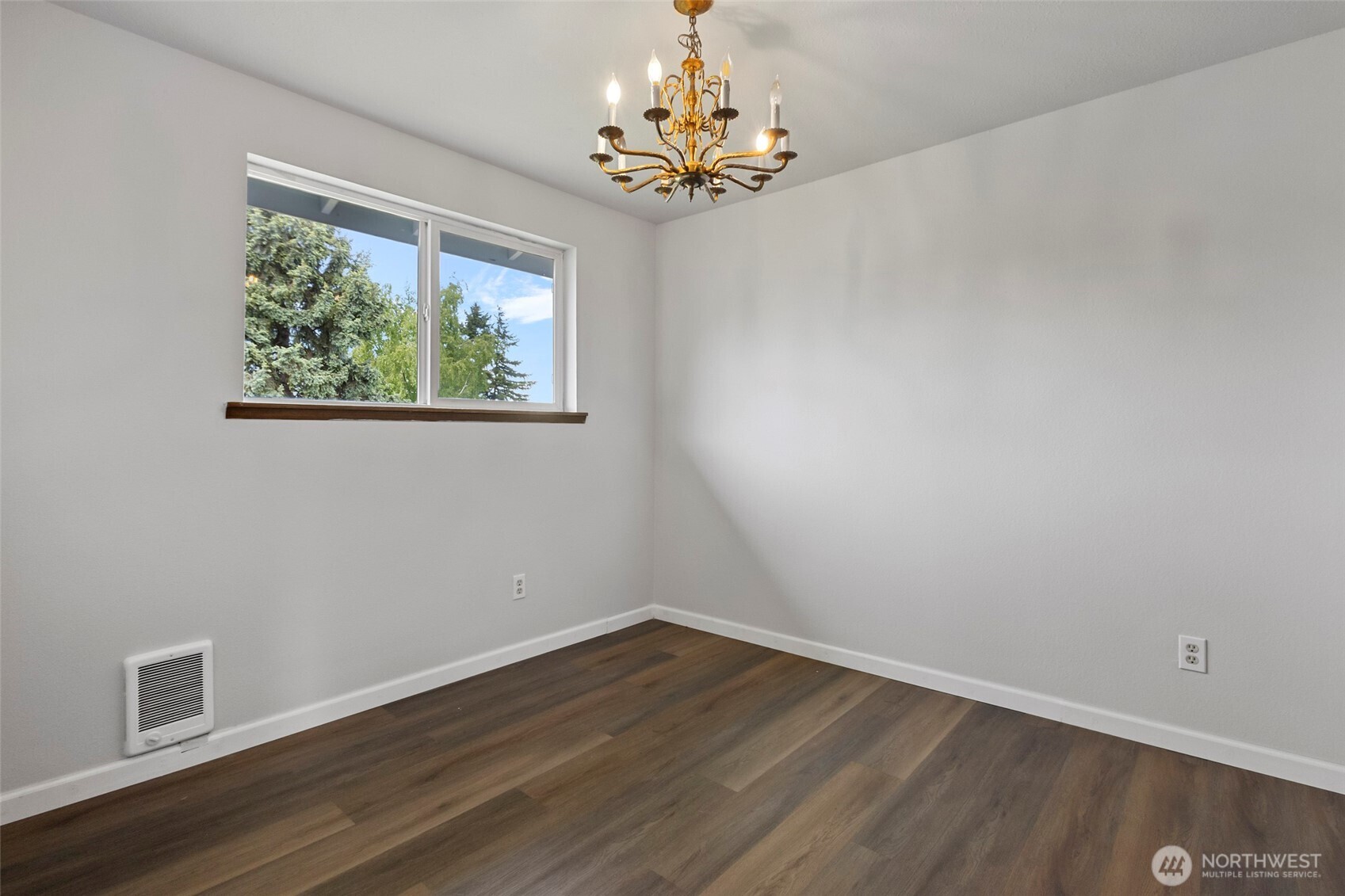 3812 R Avenue Anacortes, WA 98221 - Photo 23 of 36 a view of entryway with window